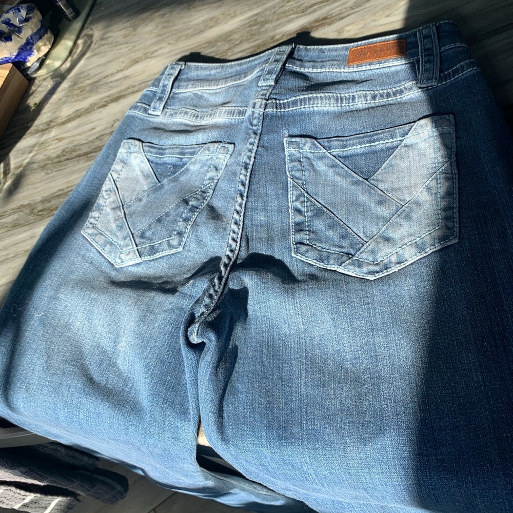 Never worn, super cute high waisted Shyanne jeans!